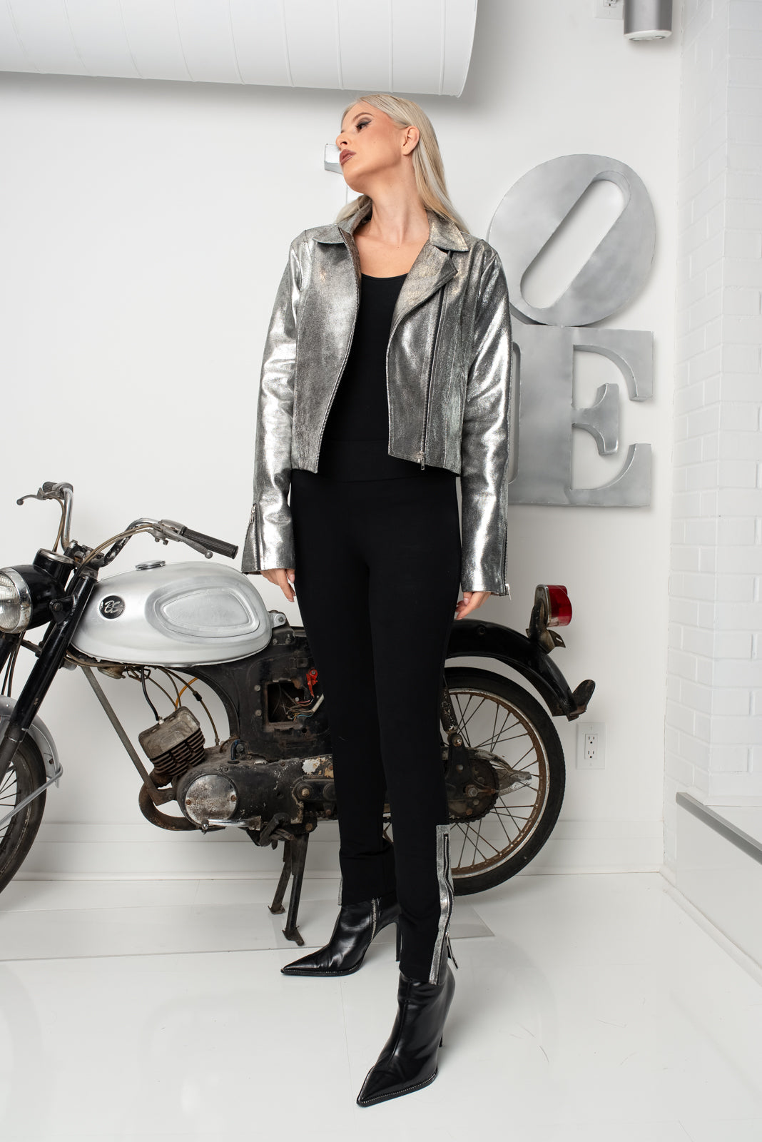 Short Zip Tight Silver Leather