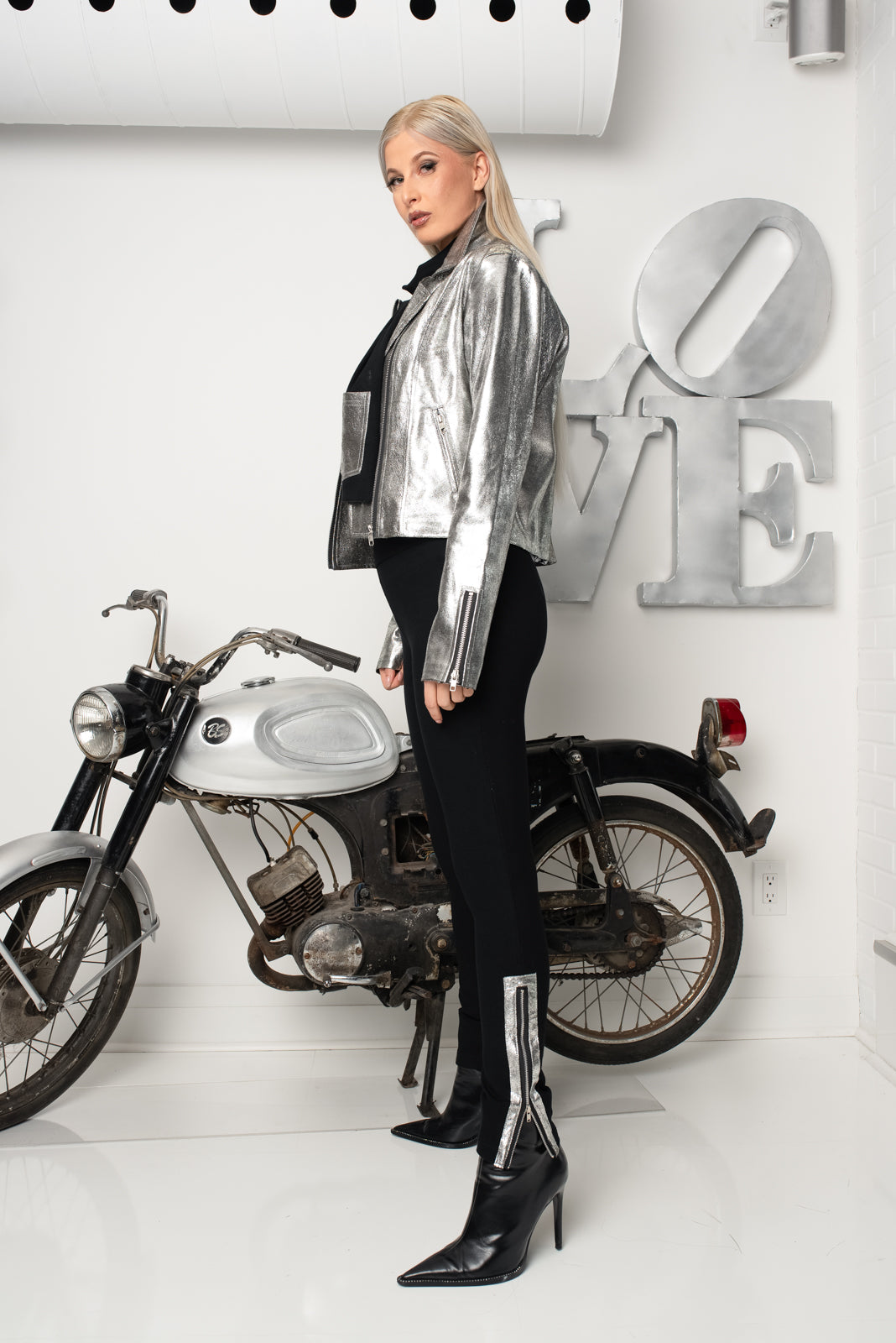 Short Zip Tight Silver Leather